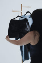 Load image into Gallery viewer, V-back Scrunch Shorts